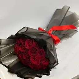 باقة أرياس تغليف اسود مع ورد جوري أحمر